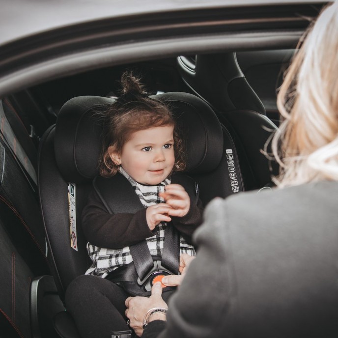 Red Kite Carseat I-Size ISOfix 360 Hoop Black (40-150cm) Red Kite Carseat I-Size ISOfix 360 Hoop Black (40-150cm)